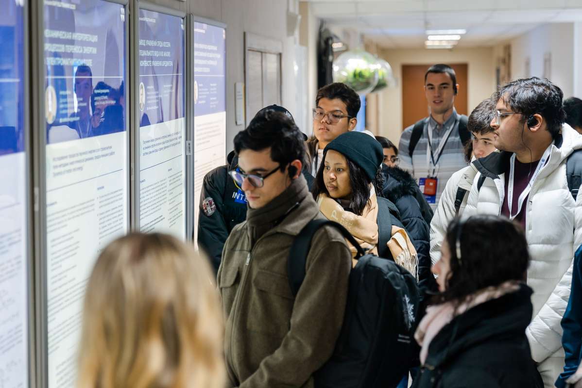 Участники «Зимнего университета — 2025» посетили лабораторию Высшей школы теоретической механики и математической физики