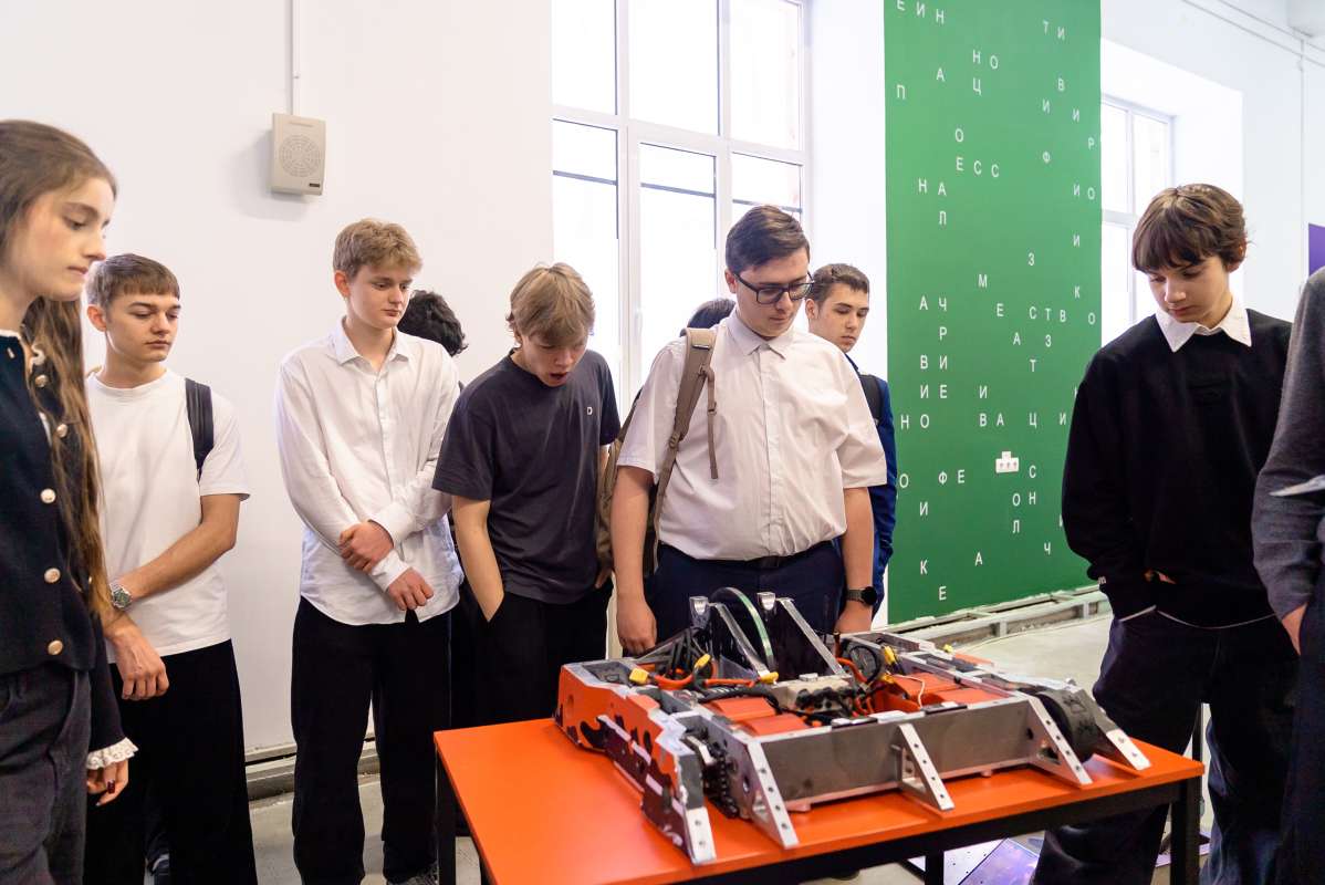 Изображение: Ученики 564-й школы открыли мир науки вместе с ВШТМиМФ: от роботов до космических исследований